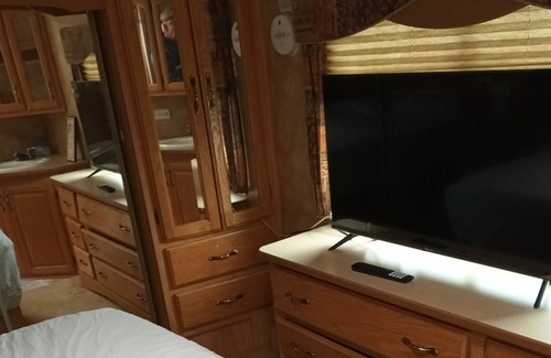 Pelham House | Fully Equipped 40 Ft RV