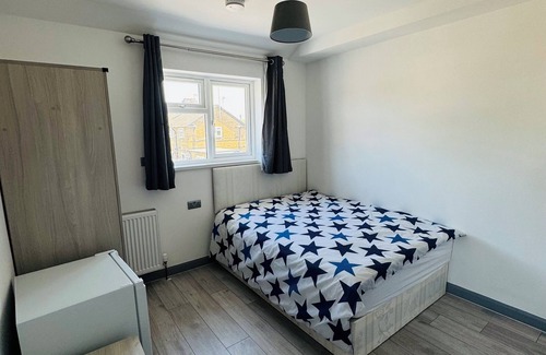 Yiewsley House | Fully equipped bedroom with attached bath