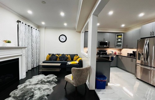 Hamilton House | Fully equipped home in Ancaster, Ontario