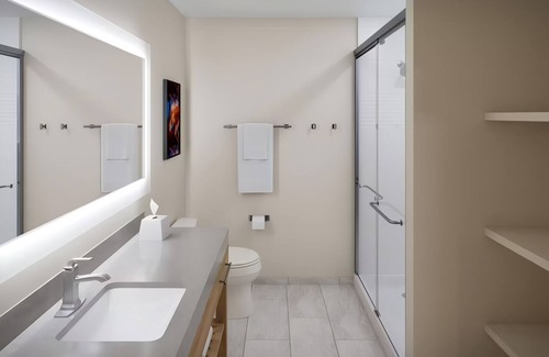 Macomb Hotel | Fully Equipped Studio with Kitchen and Swimming Pool Perfect for Extended Stays