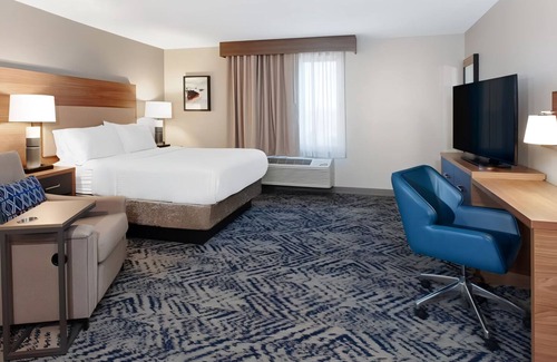 Macomb Hotel | Fully Equipped Studio with Kitchen and Swimming Pool Perfect for Extended Stays