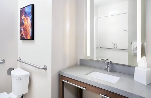 Macomb Hotel | Fully Equipped Studio with Kitchen and Swimming Pool Perfect for Extended Stays