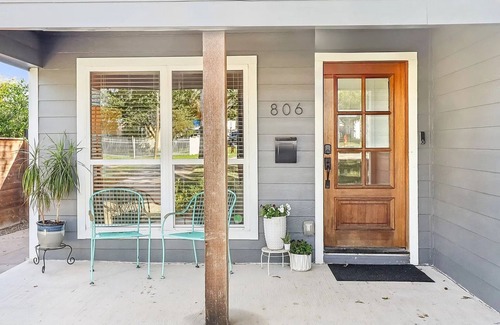 Oak Cliff House | Fully Fenced 3 Bed/2Bath Home, 15 min away from Downtown and AT&T Stadium