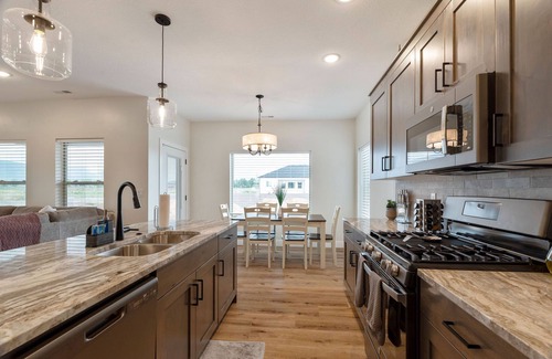 Cedar City House | Fully Fenced Yard-Dog Friendly | 2 King | 4 Twin | Summer Games!
