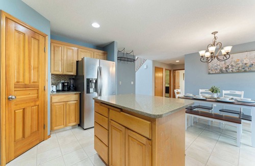 Mill Plain House | Fully furnished 4BR Home｜Study Room｜Mainfloor Bedroom｜Garage Access #42180