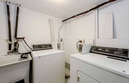 York University Heights House | Fully Furnished Bright and Luxurious Bedroom in North York-8