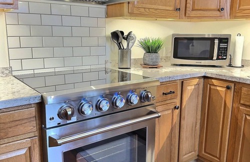 Big Timber Apartment | Fully-furnished Modern Apartment/Executive Suite in Heart of Townn