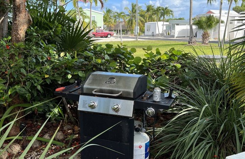 Marathon Apartment | Fully furnished studio, 50 yards from ocean, shared pool, fishing-jetty