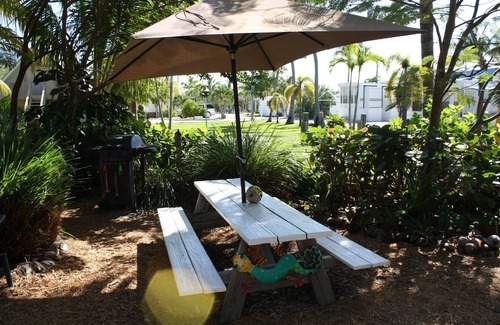 Marathon Apartment | Fully furnished studio, 50 yards from ocean, shared pool, fishing-jetty