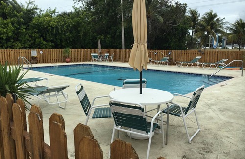 Marathon Apartment | Fully furnished studio, 50 yards from ocean, shared pool, fishing-jetty