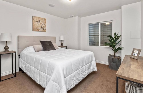 Daybreak House | Fully Furnished Town Home - Family or Corporate Accommondations - 30 day min.