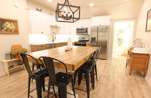 Pawhuska House | Fully Remodeled! Three minute WALK to the Pioneer Woman Merc!