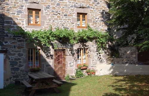 Chavaniac-Lafayette House | Fully renovated house (2003) with fenced et shaded courtyard 1km from stores