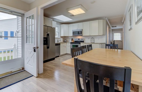 Village Green House | Fully Renovated 3 BR/2 bath home - Now booking for 2025!