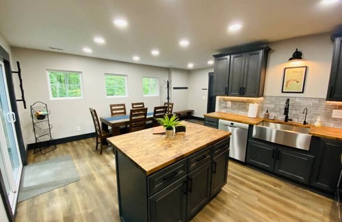 Amanda Cabin | Fully Renovated Cabin in Hocking Hills - Hot Tub, Game Room, Wifi, Fireplace