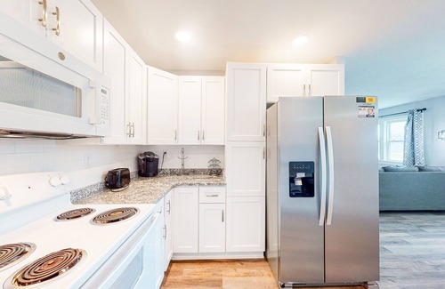 Waves House | Fully-renovated, dog-friendly home near the beach with fast WiFi, washer/dryer