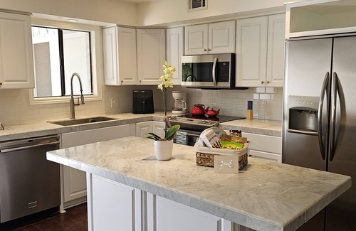 Palm Springs Apartment | Fully Renovated Oasis in Palm Springs with Pool View! Weekly, monthly discount!