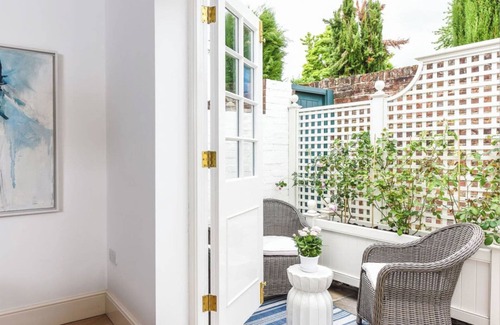 Winchester House | Fully renovated townhouse in heart of Winchester's cathedral streets