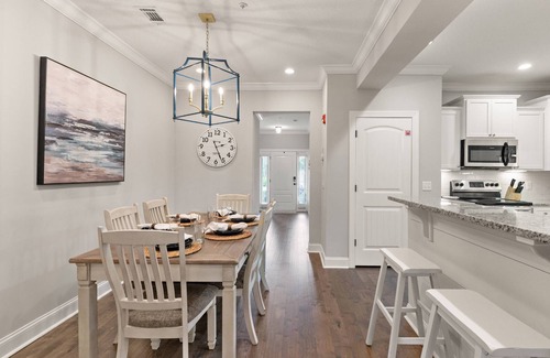 Epworth Acres House | Fully Stocked Kitchen | Golf Cart | Bikes | Beach Gear | Large Master Suite | Pool | Screen Porch