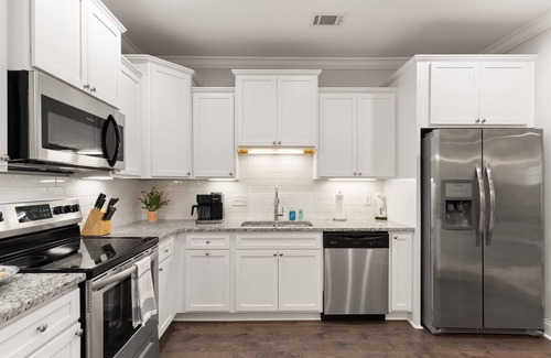 Epworth Acres House | Fully Stocked Kitchen | Golf Cart | Bikes | Beach Gear | Large Master Suite | Pool | Screen Porch