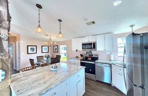 Biggar House | Fun Beach House-Less than 5 miles to the beach!