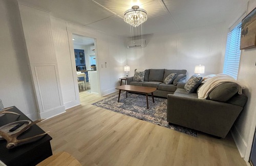 Mc Gill House | Fun & Charming 3-bedroom house with WiFi, AC and deck in delightful McGill