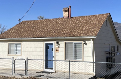 Mc Gill House | Fun & Charming 3-bedroom house with WiFi, AC and deck in delightful McGill