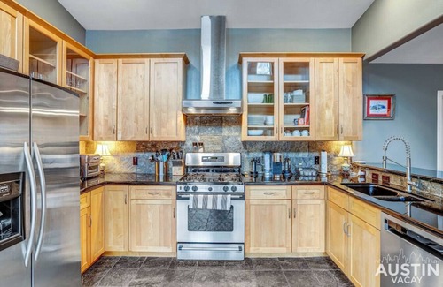 Bryker Woods House | Fun For the Whole Family - Easy Access to Downtown