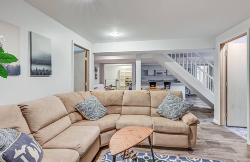 Whittaker House | Fun-in-a-Box. 10 min to A2, great for groups.