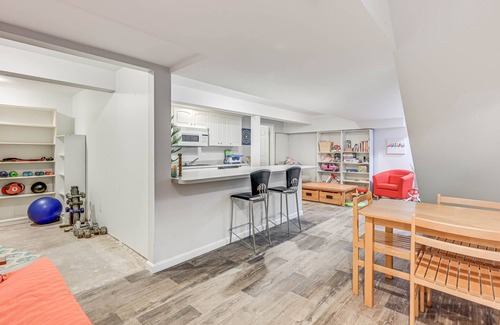 Whittaker House | Fun-in-a-Box. 10 min to A2, great for groups.