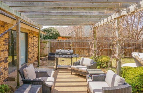 Norman House | Fun Large 4 Bed/4 Bath w/Pool! Norman/OKC