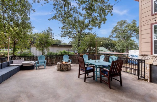 Fort Worth House | Fun Summer Lake House w/Firepit located in Ft Worth, Beds 18+, next to Marina