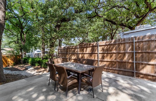 Fort Worth House | Fun Summer Lake House w/Firepit located in Ft Worth, Beds 18+, next to Marina