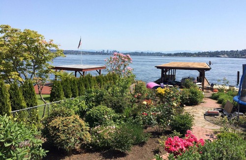 Leschi House | Fun waterfront home w/boat, kayaks - Central