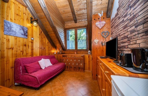 Tarvisio Apartment | Functional 60 sqm apartment, ideal for 6 guests, 3 min walk from the Italian Ski and Snowboard School Tarvisio - Sella Nevea. Tarvisio, located in the heart of the Julian Alps, offers breathtaking landscapes and a rich variety of hiking trails. The apart