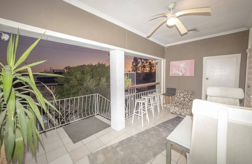 Clayfield Apartment | Funky 2-bedroom apartment in Albion with AC, WiFi, Gym