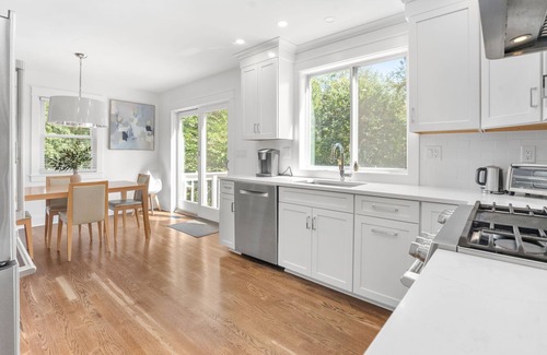 Stamford House | Furnished 4BR Home w/Yard – Springdale Stamford