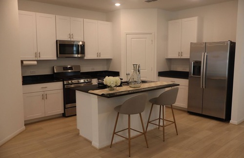 Missouri City House | Furnished Private Room in Missouri City, TX Located Near Major Attractions.