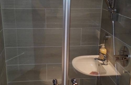 Westerweyhe Apartment | Furnished room 2 beds, small kitchen, own bathroom with shower