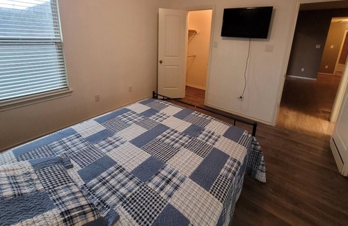 Houston House | Furnished room stay with queen bed
