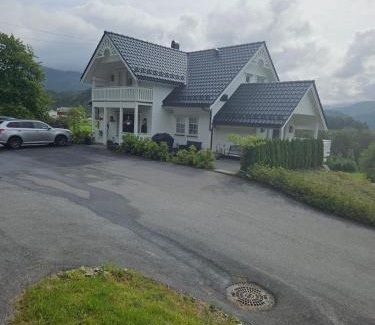 Orskog Apartment | Gårdsidyll i flotte omgivelser