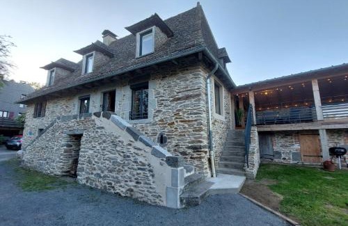 Arpajon-sur-Cere House | Gîte 8 pers avec jacuzzi et jardin Aurillac