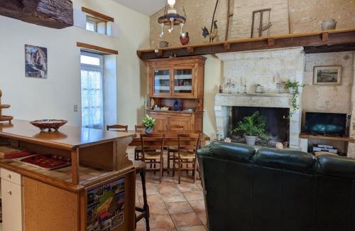 Bellon House | Gîte de charme avec jardin, proche d'Aubeterre-sur-Dronne, pour 6 pers., cheminée, WIFI, équipements bébé - FR-1-653-116