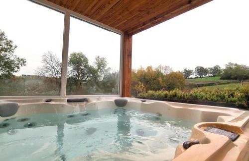 Pouilly-les-Feurs House | Gîte de charme avec spa, terrasse et balcon - Tout confort, au cœur de la nature - FR-1-496-303