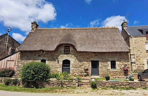 La Chapelle-Neuve House | Gîte de la chaumière de Floranges, 6 pers. Pets welcome, forest walks.