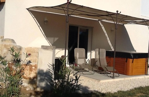 Arles Cottage | Gîte du Petit Mandon-Arles-Crau-Camargue: a house for 2/3 people with spa