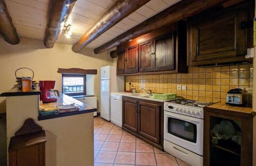 Villeneuve-dʼAllier House | Gîte familial avec grande terrasse à Auzat, proche baignades et sites historiques - FR-1-582-183
