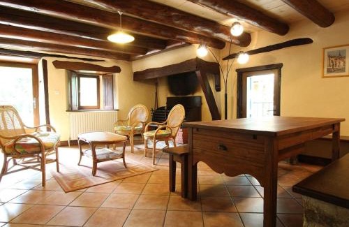 Villeneuve-dʼAllier House | Gîte familial avec grande terrasse à Auzat, proche baignades et sites historiques - FR-1-582-183
