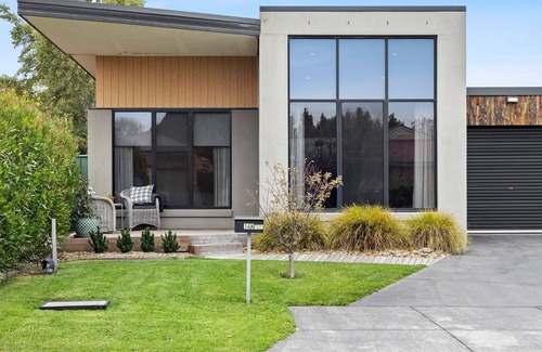 Kyneton House | G E O R G E Beautifully appointed modern townhouse