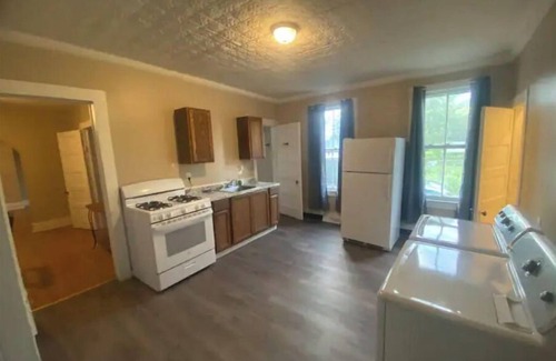 Downtown Syracuse House | (G2) Large 2 bdrm unit close to downtown Syracuse.